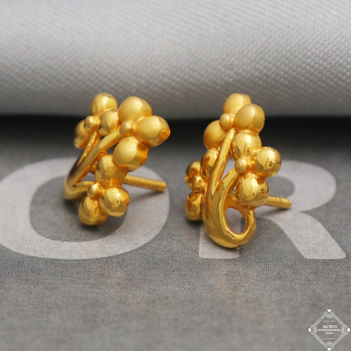22k Yellow Gold Stud Earrings Handmade Indian Jewelry K5329