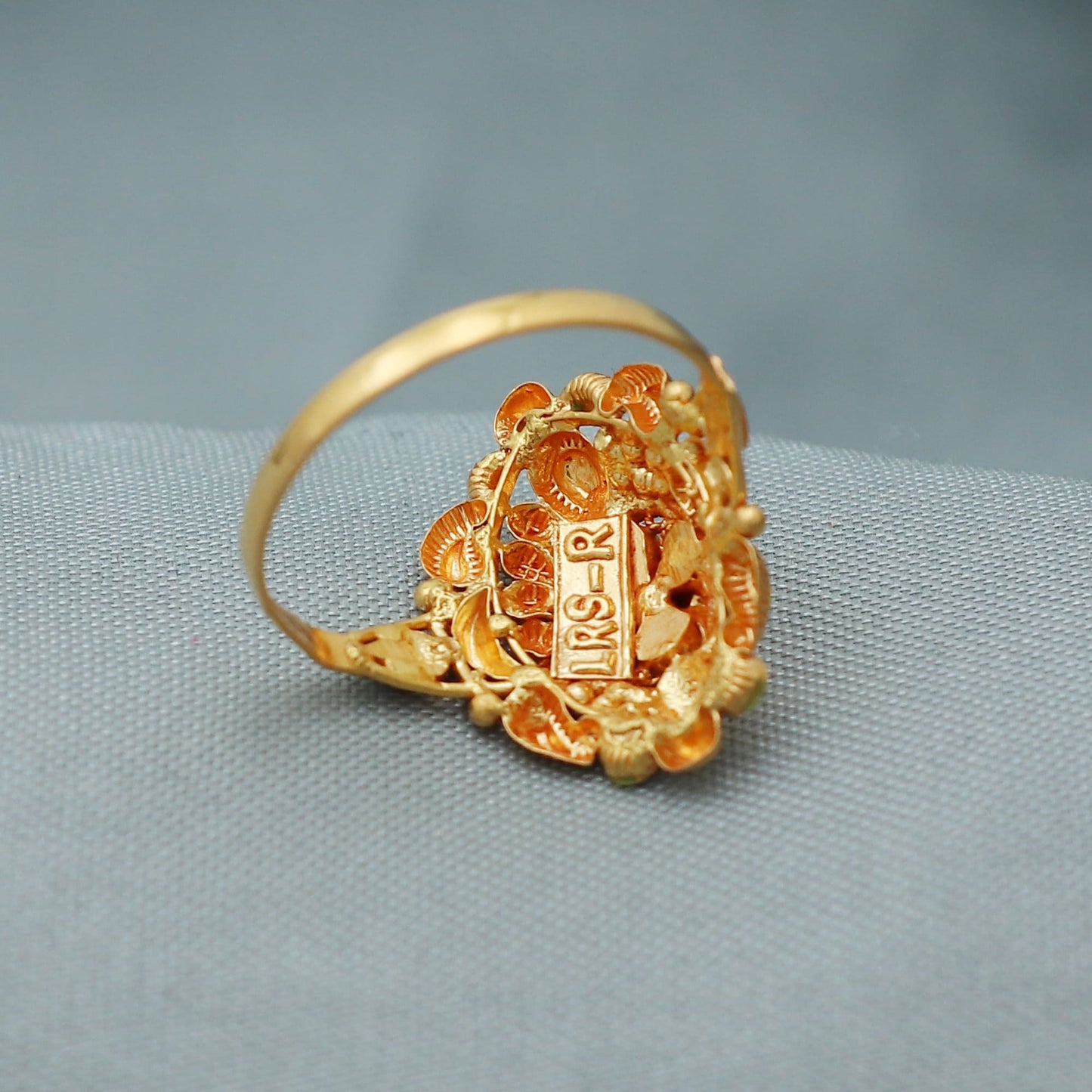 22k pure solid gold handmade ring . genuine 916 gold purity with government hallmarks . Indian jewelry, K2627