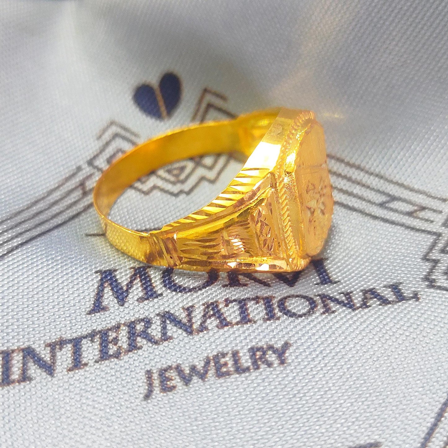 carved vintage 18kt 18karat gold ring Indian jewelry for gift, wedding elegant look ring, crafting exquisite gold handmade jewelry