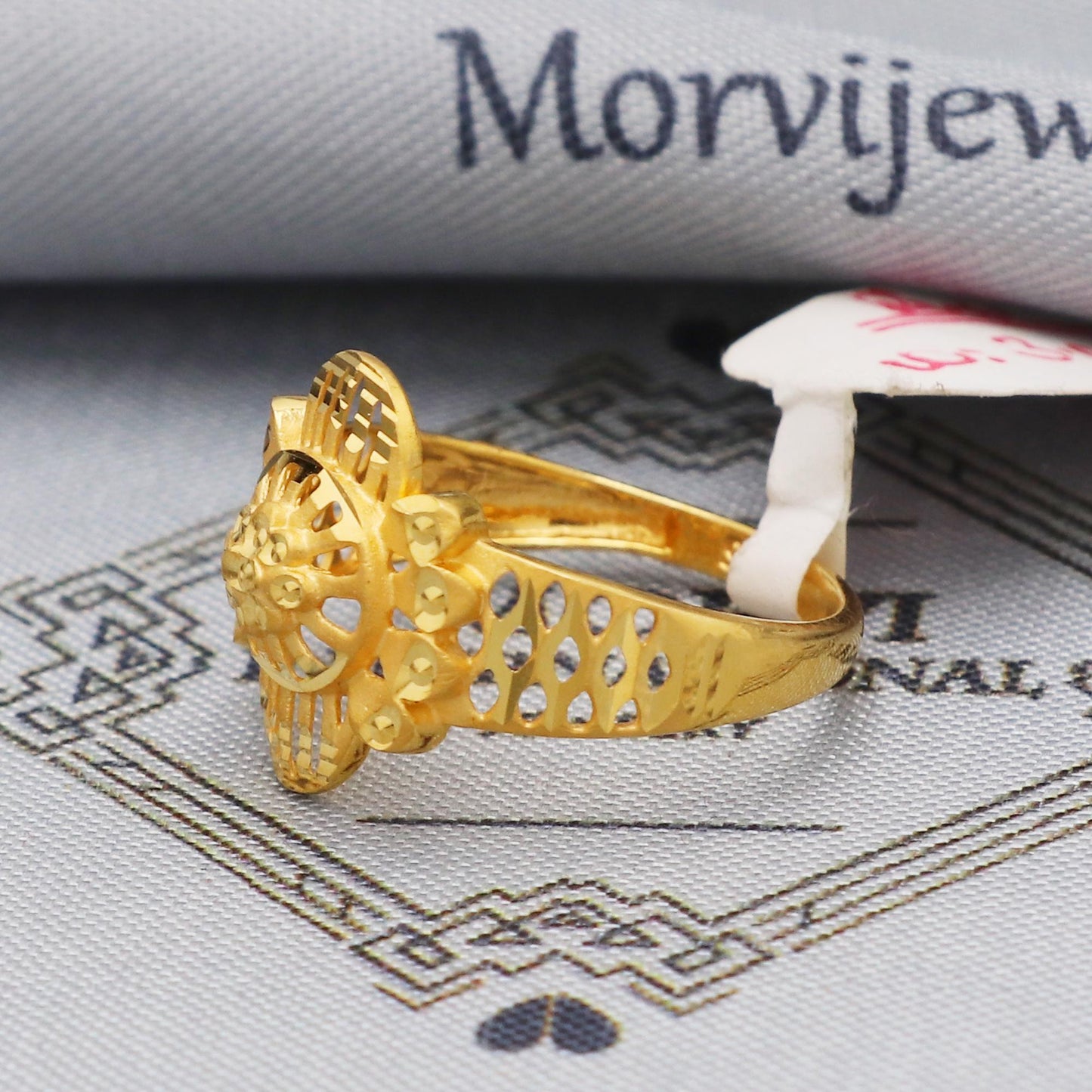 Beautiful 22 karat Ring Solid Yellow Gold Fine Crafted Ring