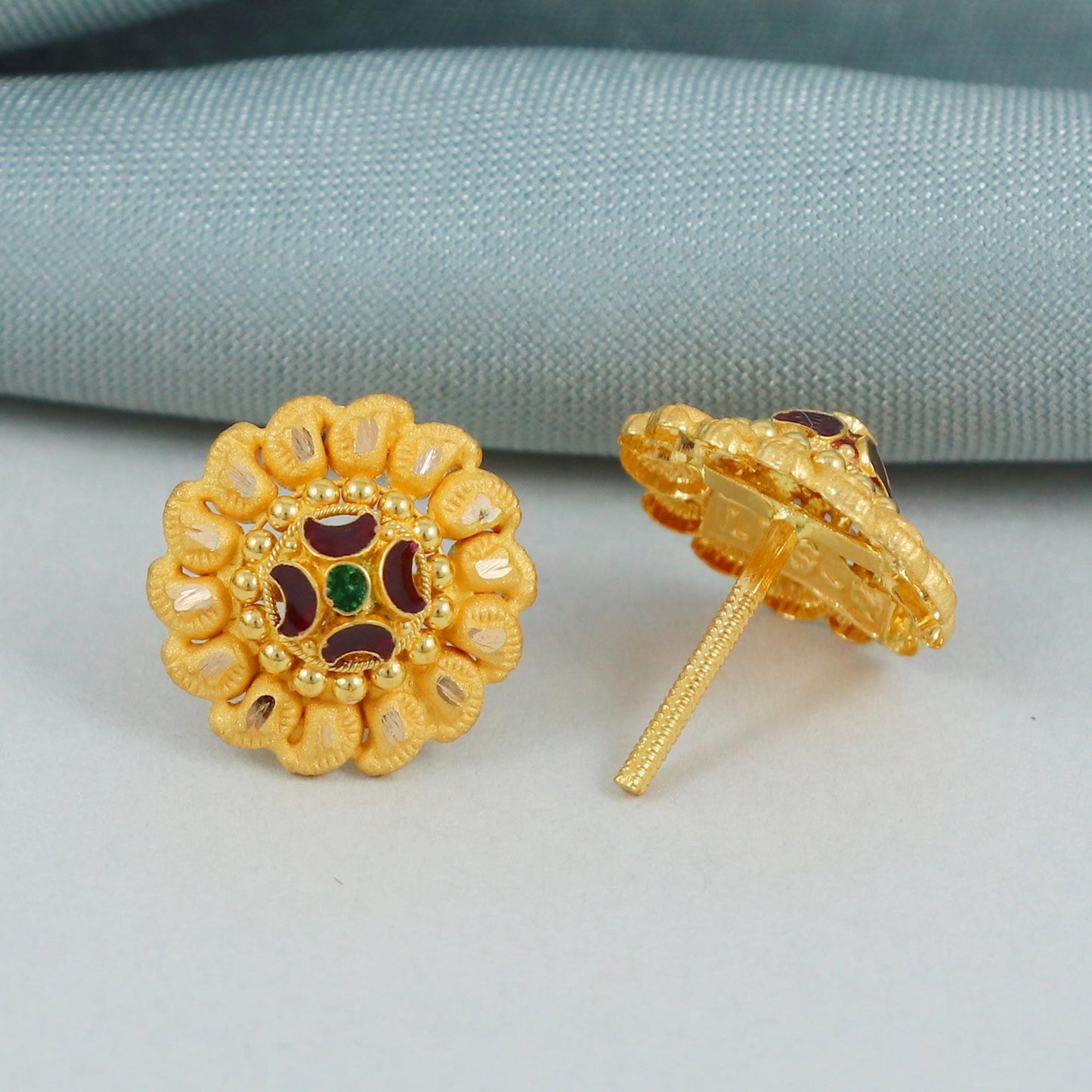 Small 22k gold stud earrings, K4587