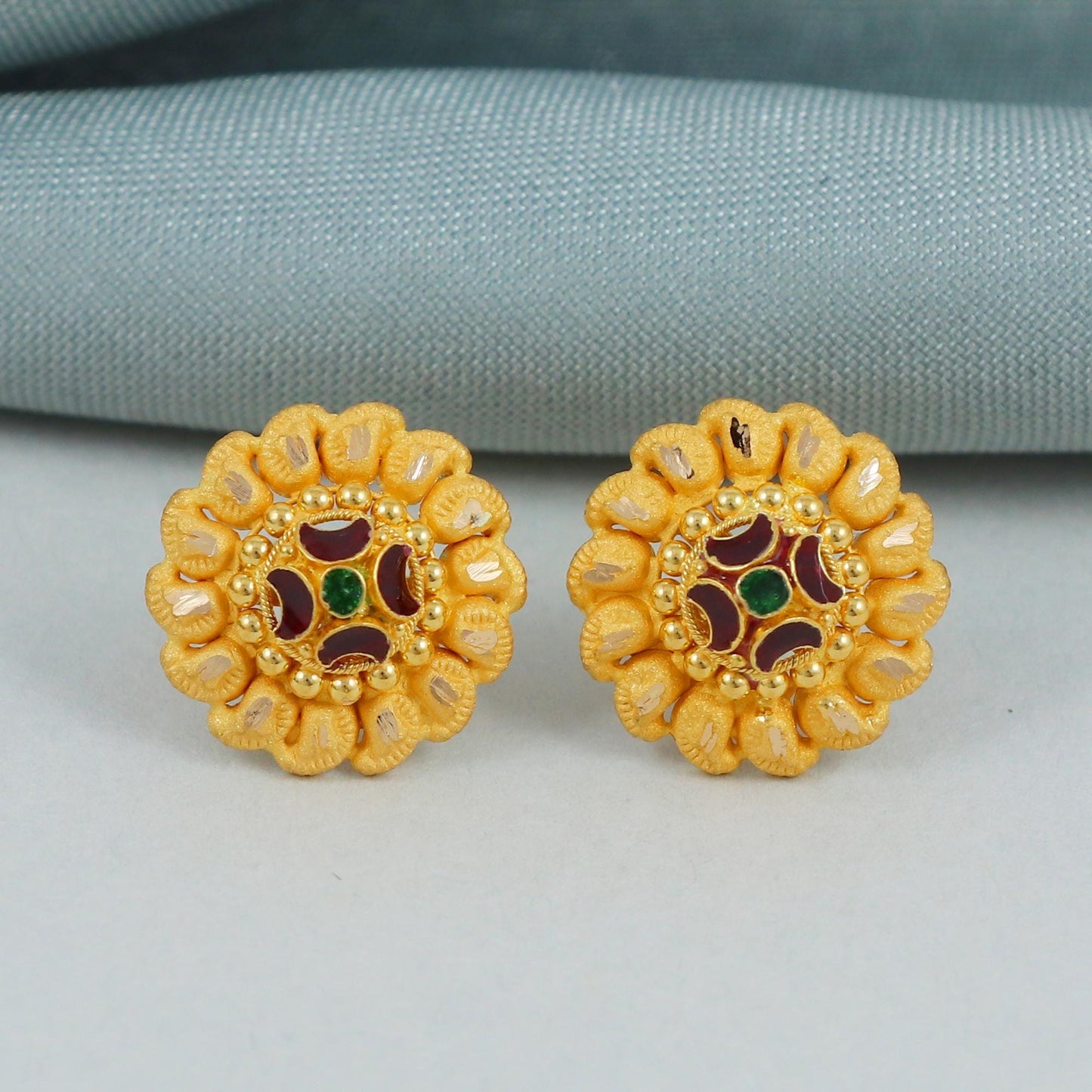 Small 22k gold stud earrings, K4587