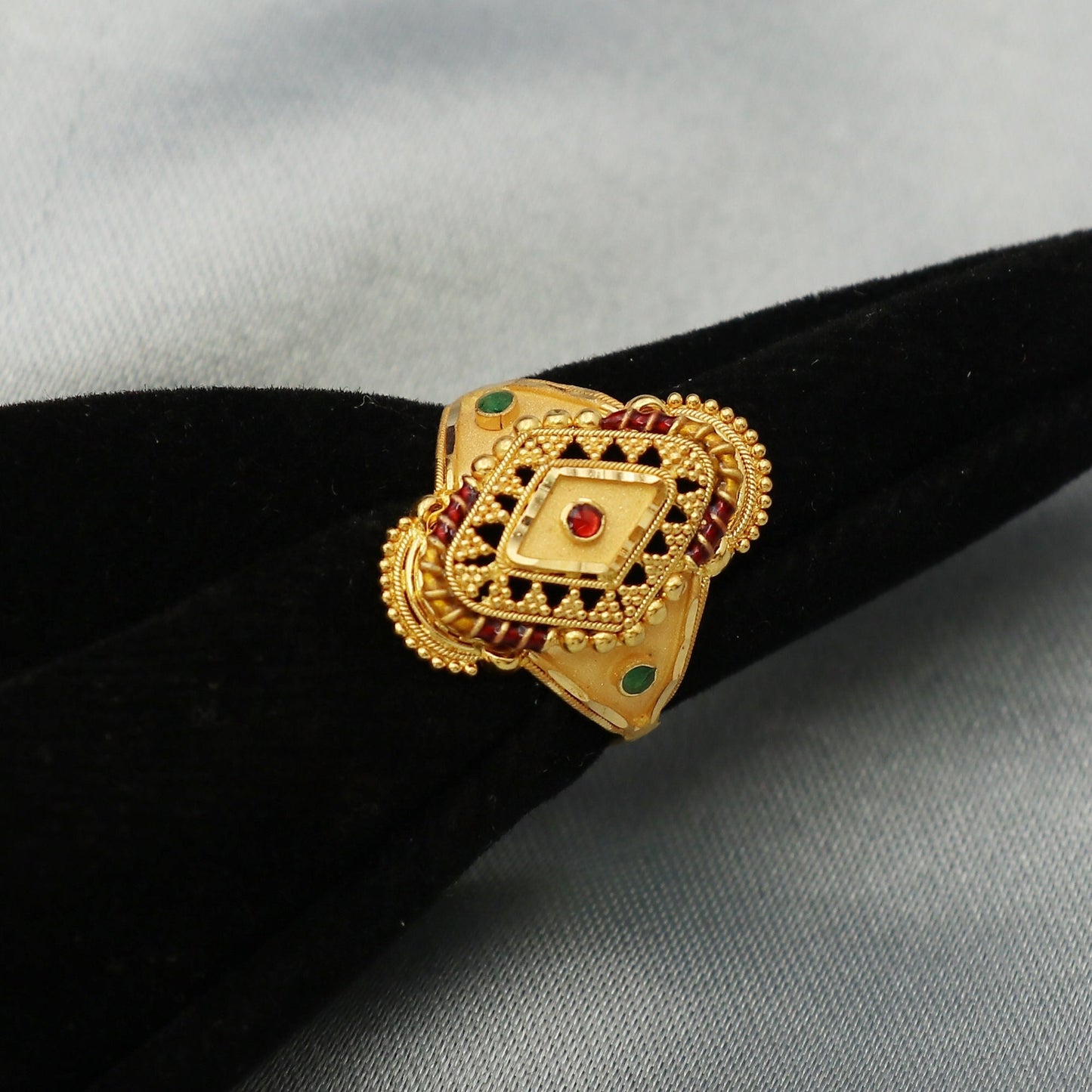 22k pure solid gold handmade woman ring ring . genuine 916 gold purity with government hallmarks . Indian jewelry,