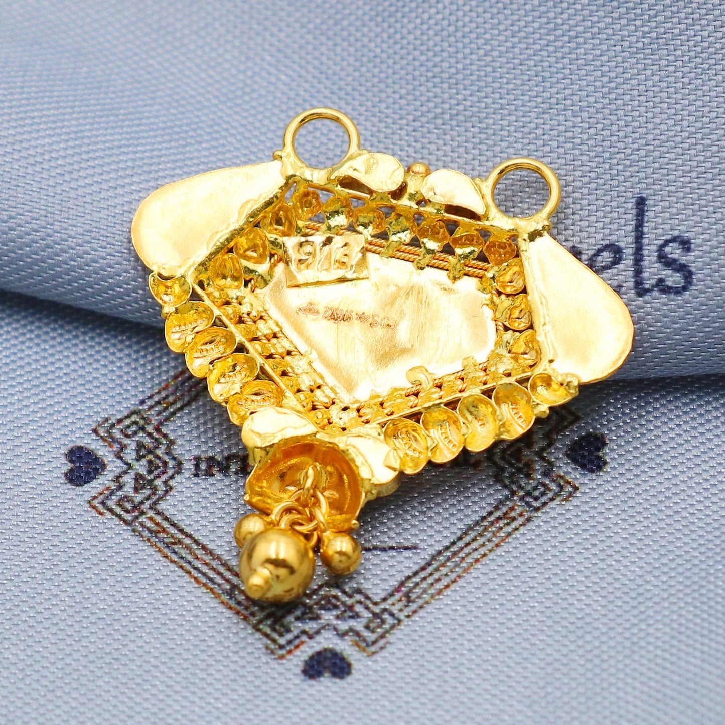 Antique design 22k gold pendant Indian jewelry, K5696