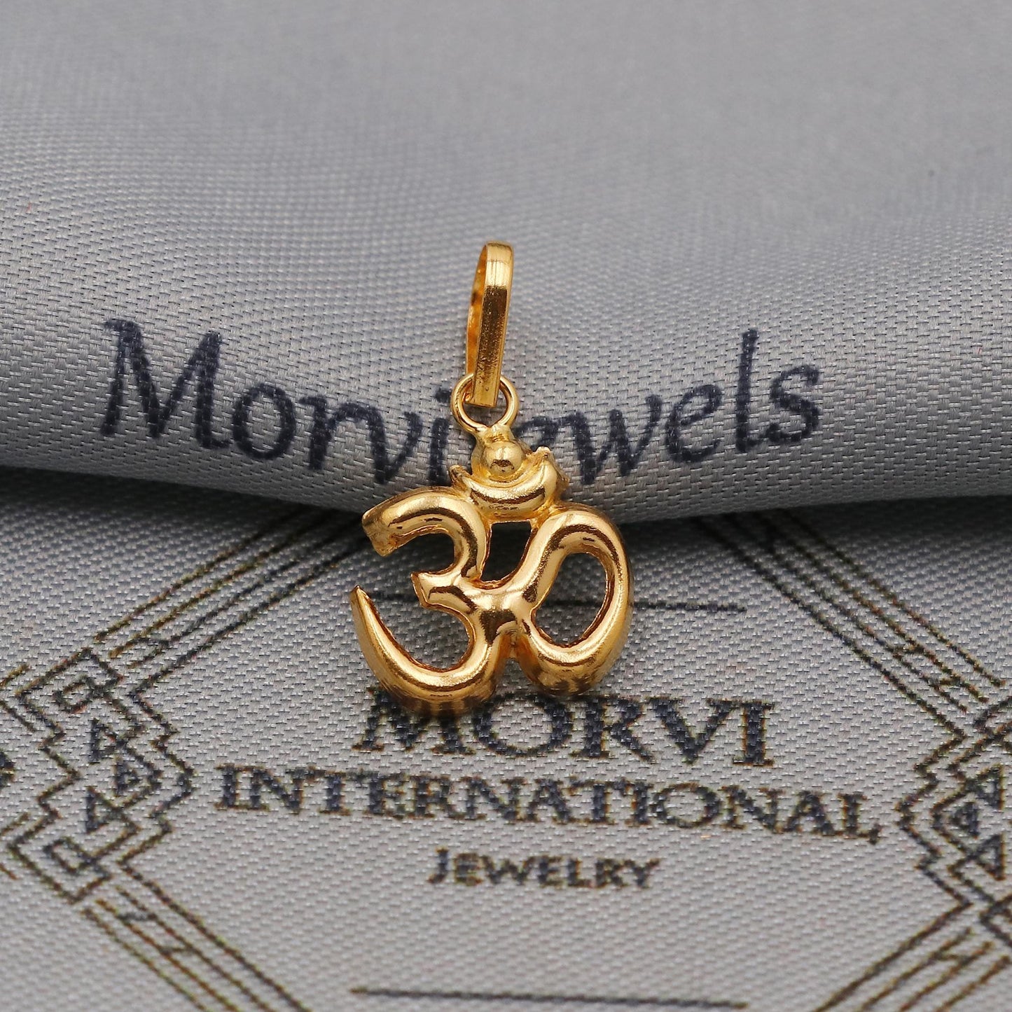20k Gold Om Pendant: Lightweight Indian Jewelry