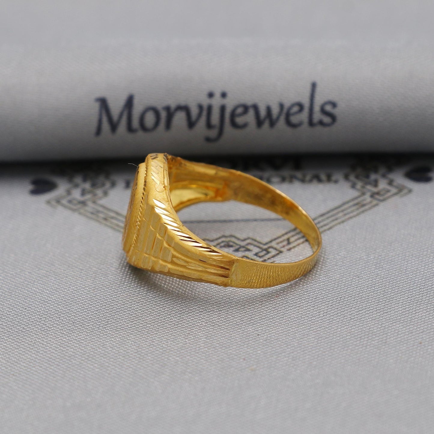22k Gold Gold Ring, Hand engraved oval face gold ring, K6131