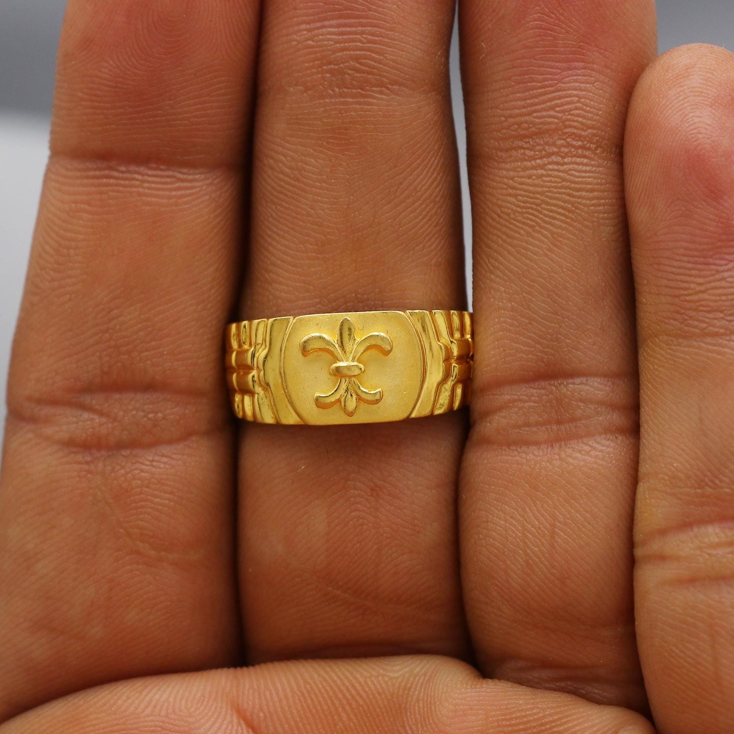 22k Gold Gold Ring Fleur de lis, K6156