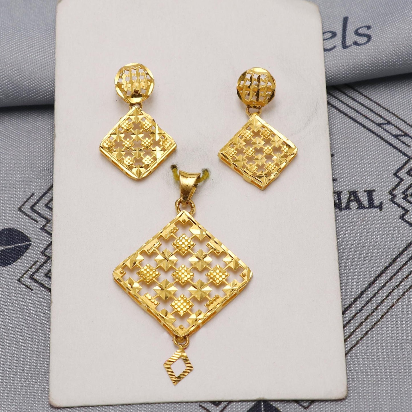 22k Gold Indian Pendant & Earrings Set: Handcrafted Ethnic Jewelry