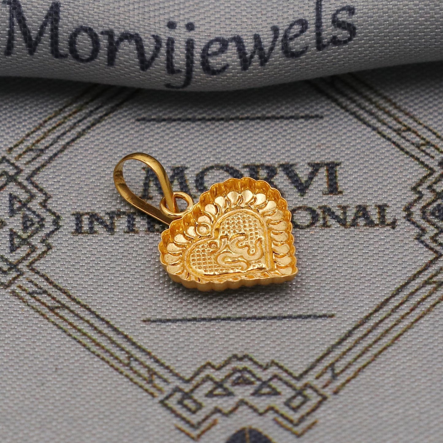 20k Gold Om Pendant: Lightweight Indian Jewelry Gift