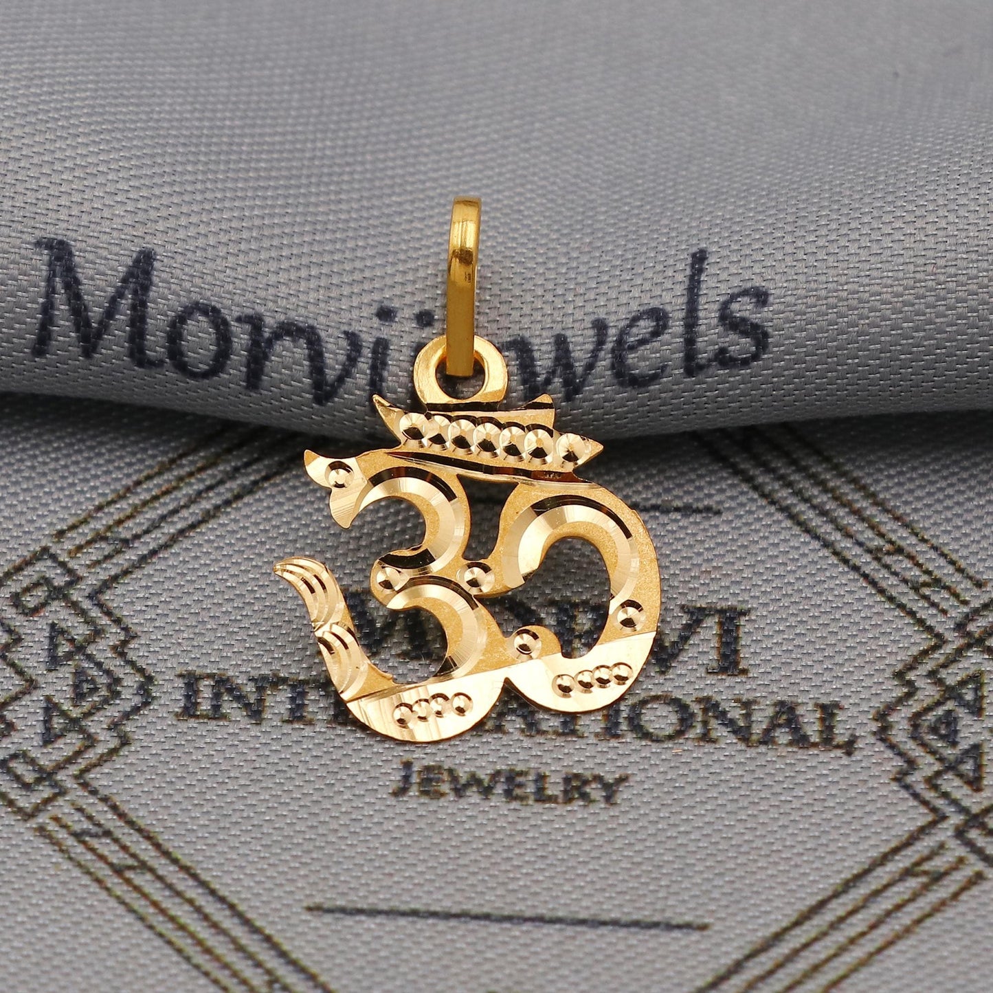 Engraved 20k Gold Om Aum Pendant: Lightweight Indian Jewelry Gift