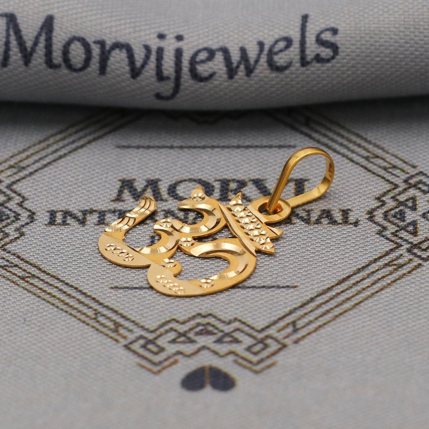 Engraved 20k Gold Om Aum Pendant: Lightweight Indian Jewelry Gift