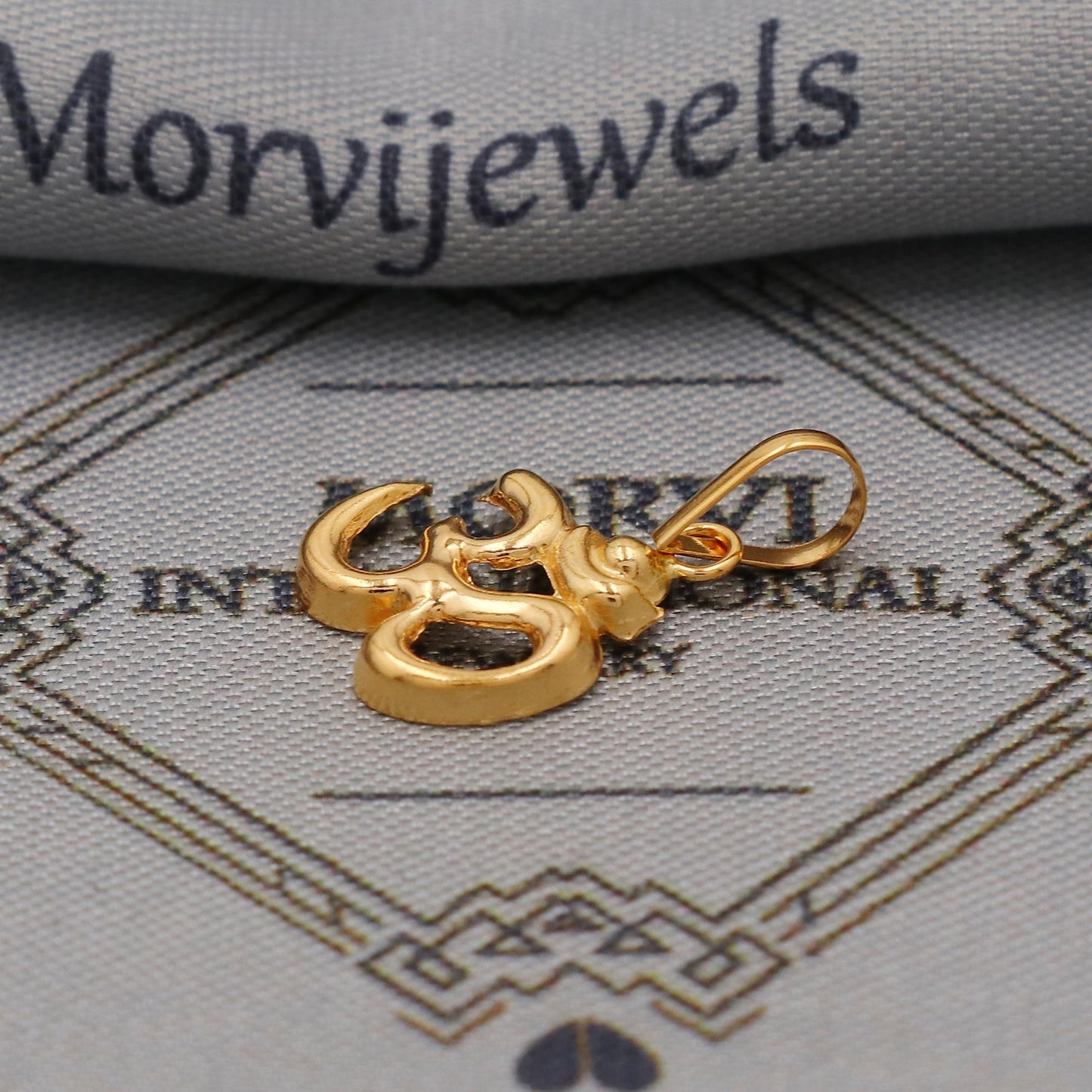 20k Gold Om Pendant: Lightweight Indian Jewelry