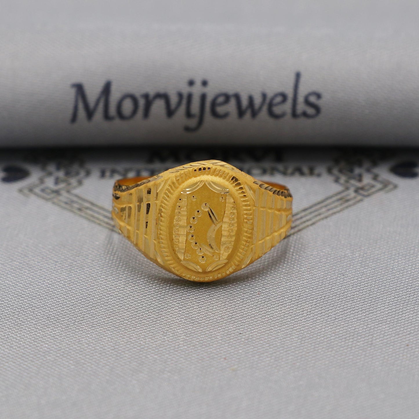 22k Gold Gold Ring, Hand engraved oval face gold ring, K6131