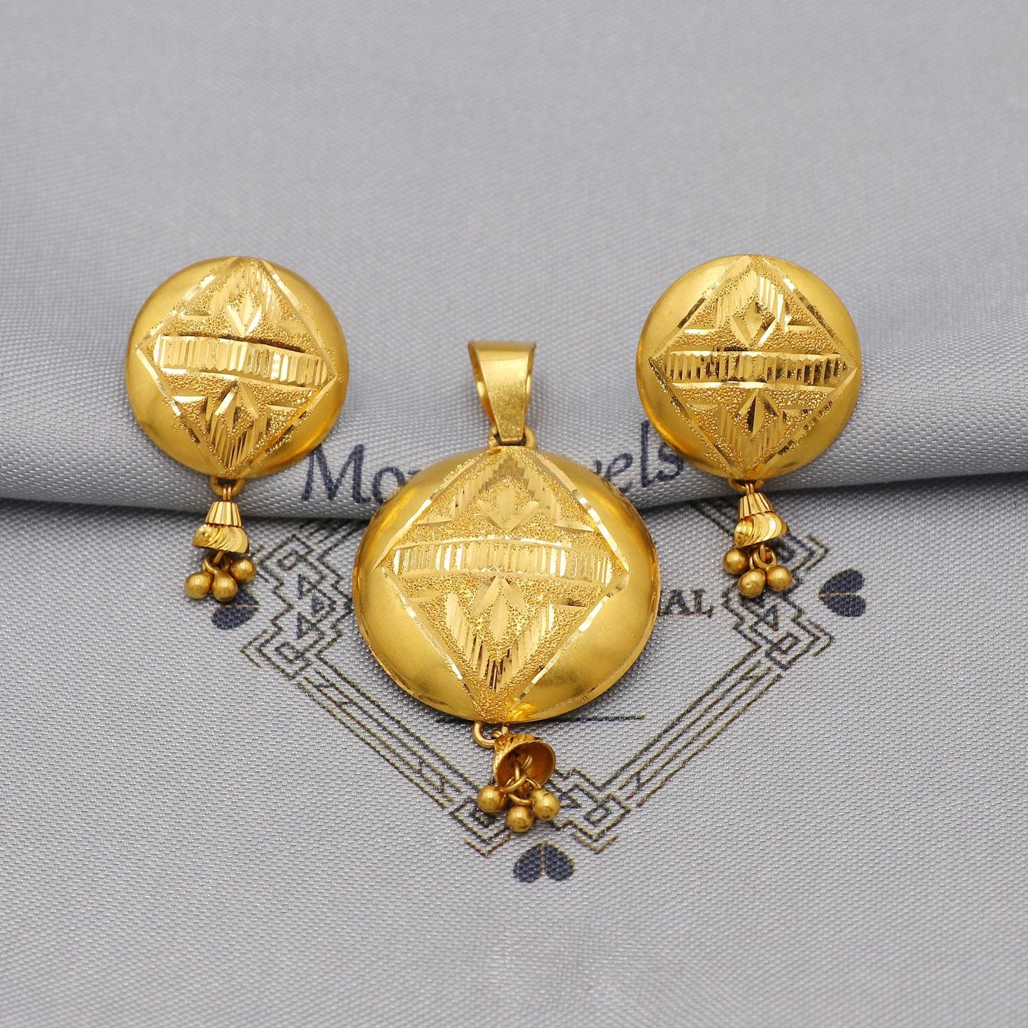 Round 22k Gold Indian Pendant & Earrings Set: Handcrafted Women Handmade Gold Jewelry, K6225