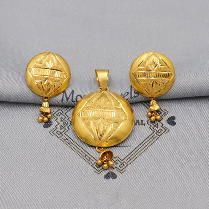 Round 22k Gold Indian Pendant & Earrings Set: Handcrafted Women Handmade Gold Jewelry, K6225