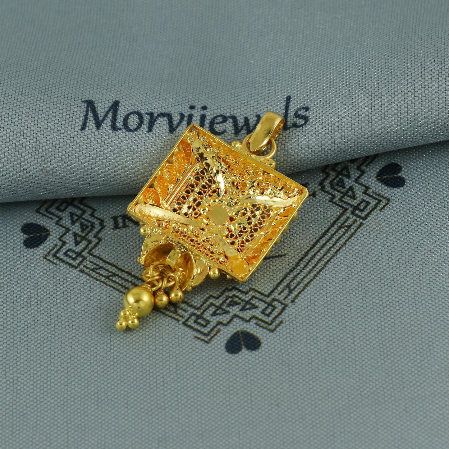 indian style 22k yellow gold pendant necklace Indian intricate designer traditional handmade jewelry, K6738