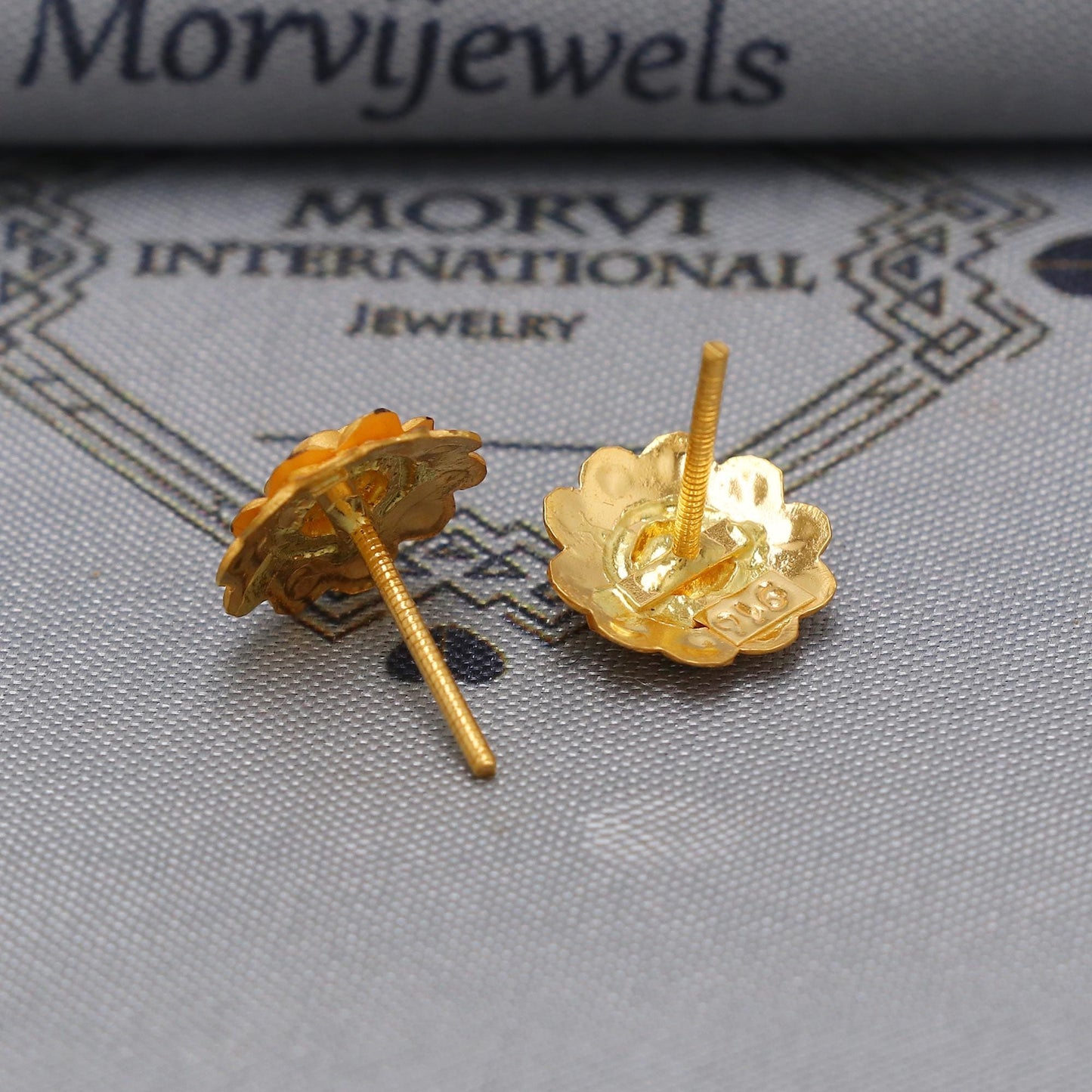 22k Yellow Gold earrings stud tops flower, vintage antique design indian gold earrings jewelry, K6585