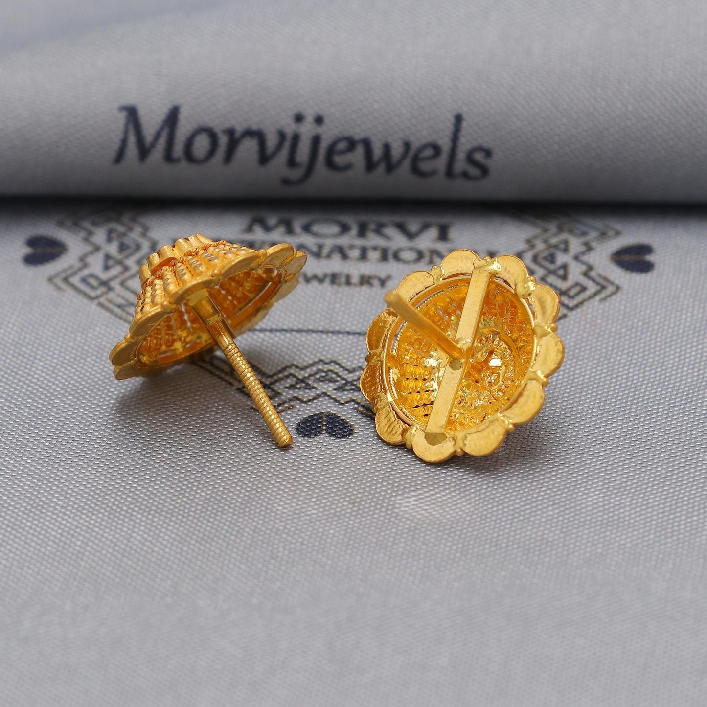 22k Yellow Gold earrings stud tops flower, vintage antique design indian gold earrings jewelry, K6586