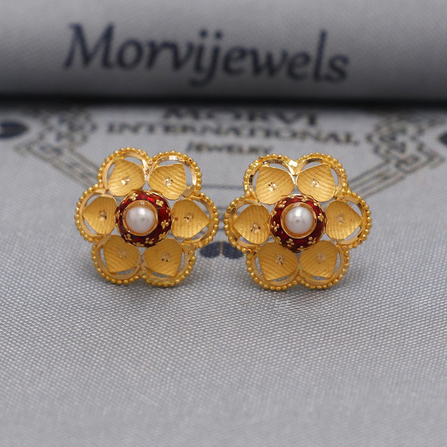 22k Yellow Gold earrings stud tops flower, vintage antique design indian gold earrings jewelry, K6587