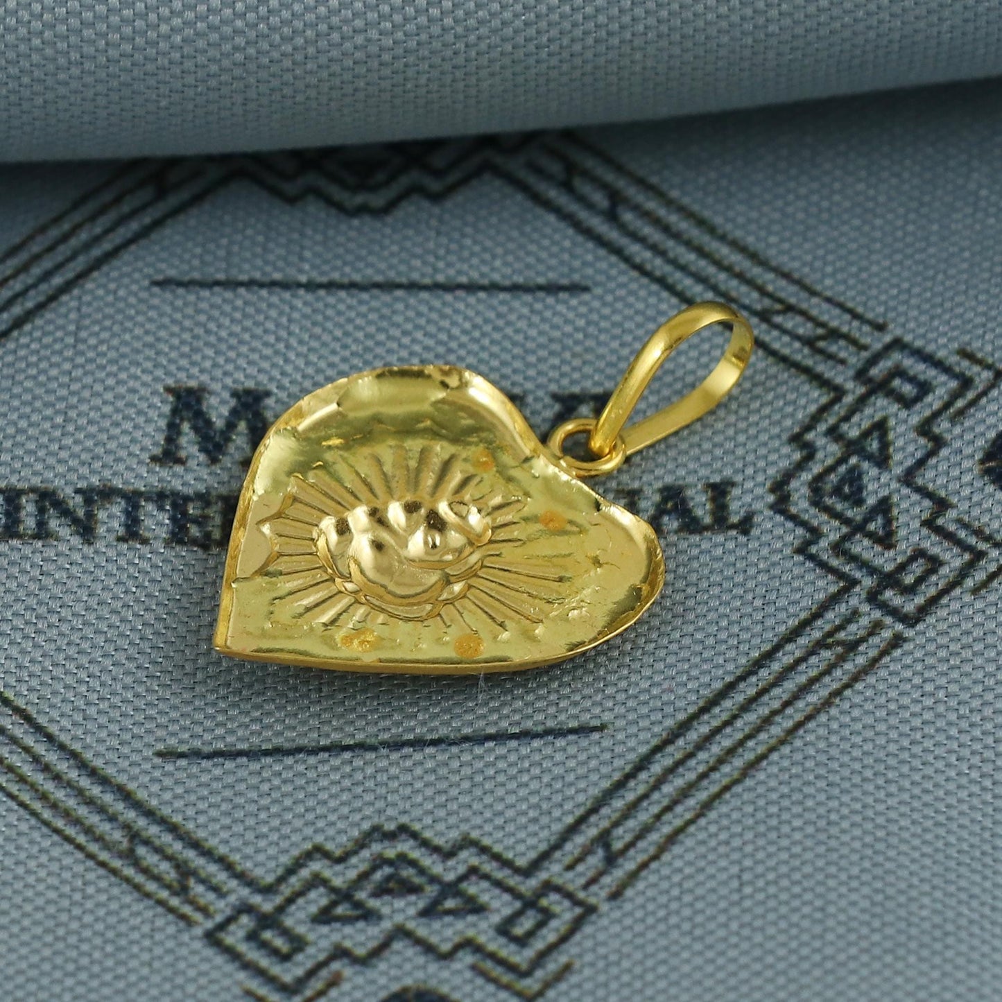 Small Light Weight 20k Yellow Gold Ganesha Leaf Pendant: Lord Ganeshji Indian Hindu God Jewelry Gift, K6808
