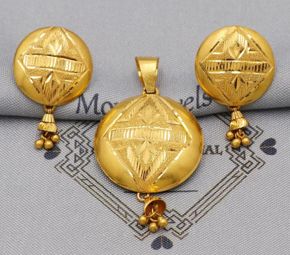 Round 22k Gold Indian Pendant & Earrings Set: Handcrafted Women Handmade Gold Jewelry, K6225