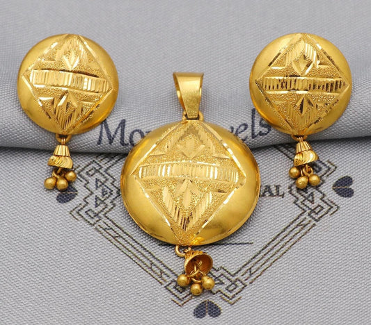 Round 22k Gold Indian Pendant & Earrings Set: Handcrafted Women Handmade Gold Jewelry, K6225